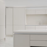 آشپزخانه مدرن با کابینت سفید