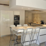 آشپزخانه مدرن با کابینت سفید