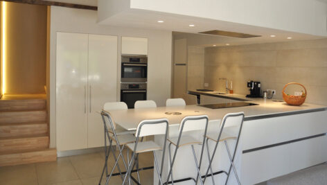 آشپزخانه مدرن با کابینت سفید