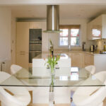 آشپزخانه مدرن با کابینت سفید