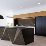 آشپزخانه مدرن با میزکار انتزاعی
