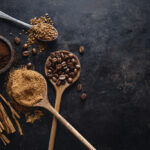 دانه های قهوه و دارچین