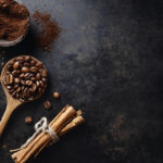 دانه های قهوه و دارچین