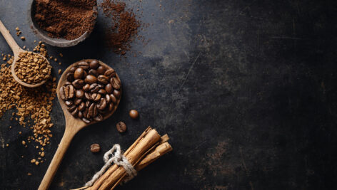 دانه های قهوه و دارچین