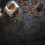 دانه های قهوه و دارچین