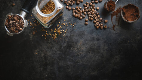 دانه های قهوه و دارچین