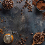 دانه های قهوه و دارچین