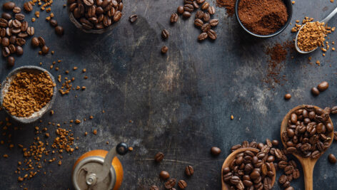 دانه های قهوه و دارچین