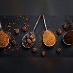 دانه های قهوه زمینه خاکستری تیره