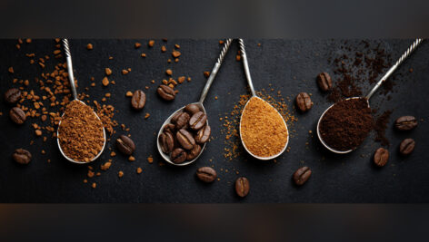 دانه های قهوه زمینه خاکستری تیره