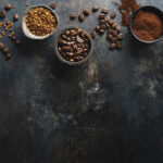 دانه های قهوه زمینه خاکستری تیره