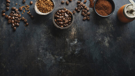 دانه های قهوه زمینه خاکستری تیره