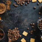 دانه های قهوه زمینه خاکستری تیره