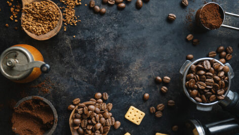 دانه های قهوه زمینه خاکستری تیره