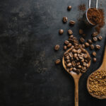 دانه های قهوه زمینه خاکستری تیره