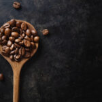 دانه های قهوه زمینه خاکستری تیره