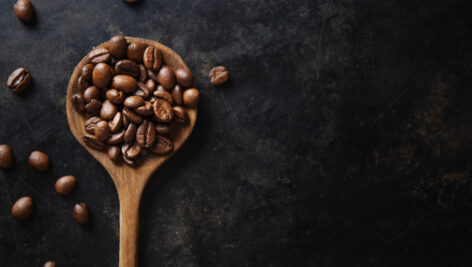 دانه های قهوه زمینه خاکستری تیره