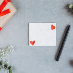 گل رز قرمز و هدیه ولنتاین