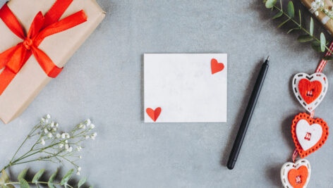 گل رز قرمز و هدیه ولنتاین