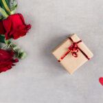 گل رز قرمز و هدیه ولنتاین