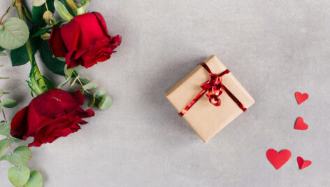 گل رز قرمز و هدیه ولنتاین