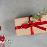 گل رز قرمز و هدیه ولنتاین