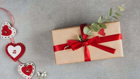 گل رز قرمز و هدیه ولنتاین