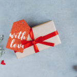 گل رز قرمز و هدیه ولنتاین