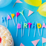 شمع و کیک تولد خامه ای توت فرنگی