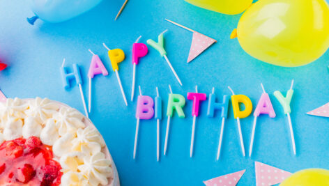 شمع و کیک تولد خامه ای توت فرنگی