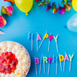 شمع و کیک تولد خامه ای توت فرنگی