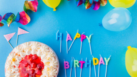 شمع و کیک تولد خامه ای توت فرنگی