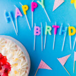 شمع و کیک تولد خامه ای توت فرنگی