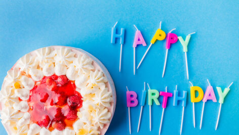 شمع و کیک تولد خامه ای توت فرنگی