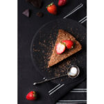 دسر شکلاتی با تزیین توت فرنگی