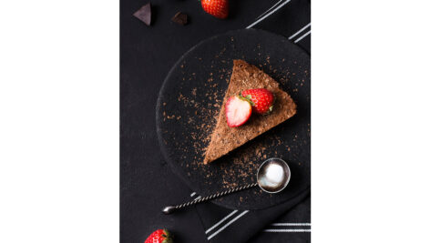 دسر شکلاتی با تزیین توت فرنگی