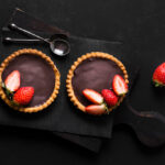 دسر شکلاتی با تزیین توت فرنگی