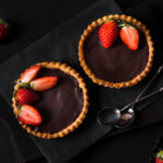 دسر شکلاتی با تزیین توت فرنگی