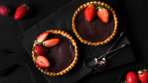 دسر شکلاتی با تزیین توت فرنگی