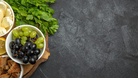 نان و پنیر و انگور