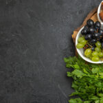 نان و پنیر و انگور