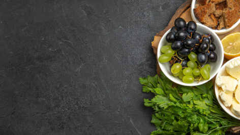 نان و پنیر و انگور