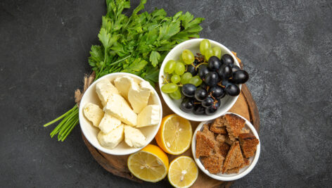 نان و پنیر و انگور