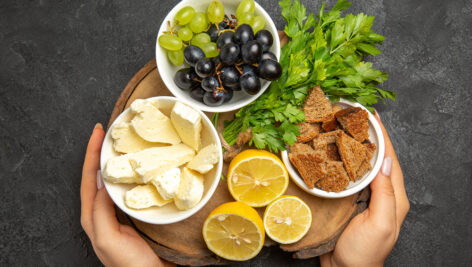 نان و پنیر و انگور