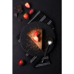 دسر شکلاتی با تزیین توت فرنگی