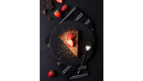 دسر شکلاتی با تزیین توت فرنگی