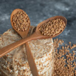 دانه های گندم سیاه و نان خشک گندم