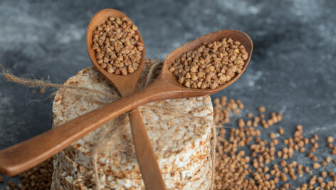 دانه های گندم سیاه و نان خشک گندم