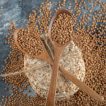 دانه های گندم سیاه و نان خشک گندم