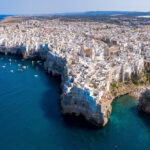 شهر باستان با خانه های بالا تپه سنگی